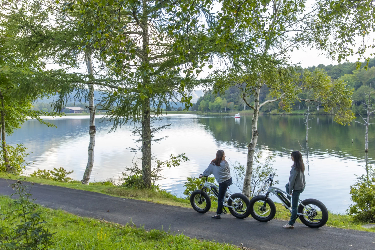 湖畔サイクリング