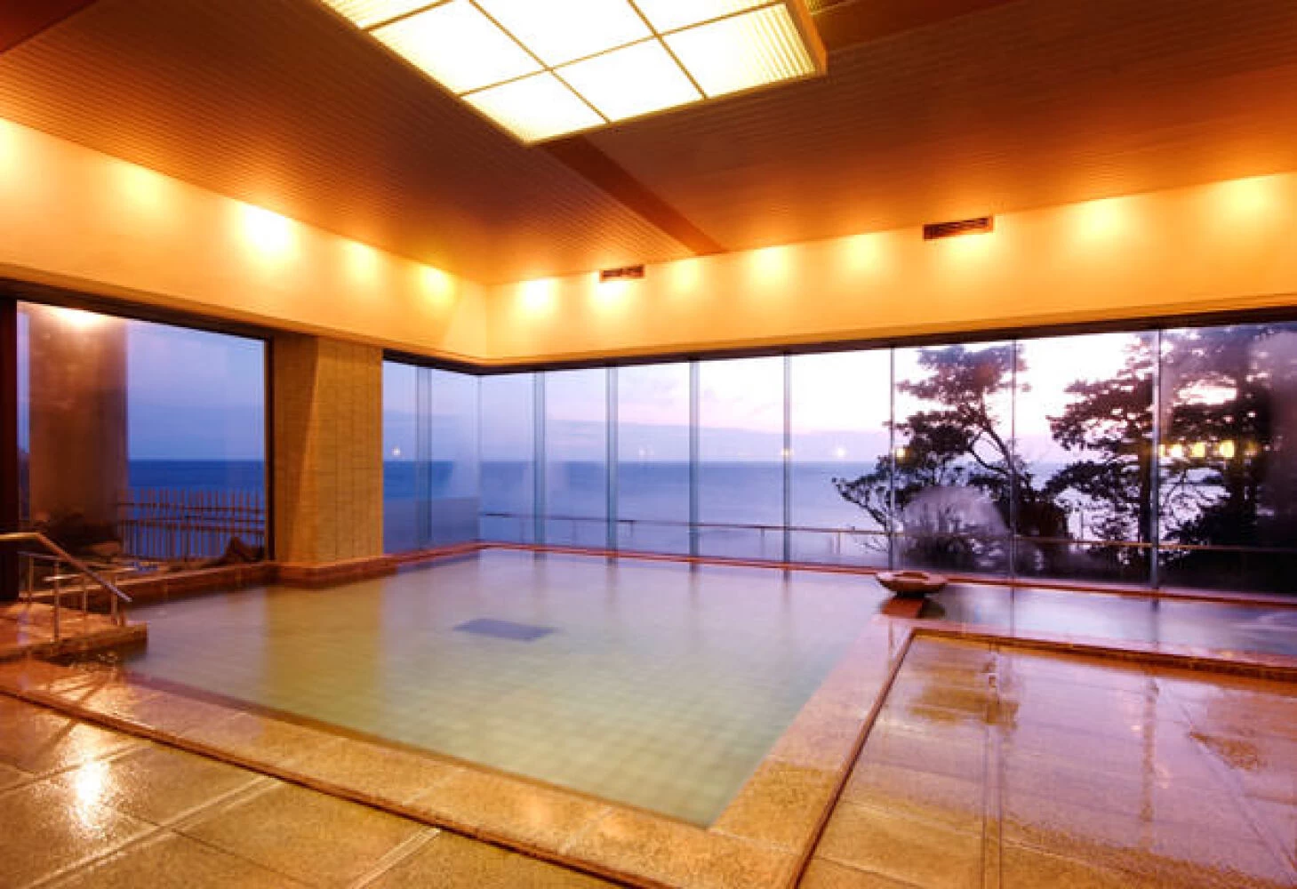 日本海をガラス越しに眺め過ごす至福の時間