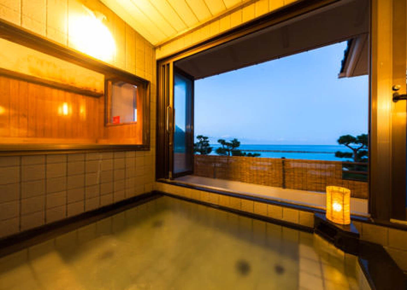 日本海を一望できる竹野温泉「誕生の湯」