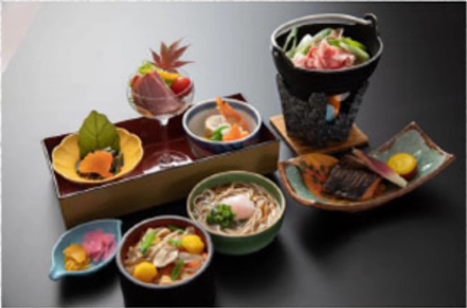 （メニュー一例）地元 戸沢村産の里芋を使用した芋煮鍋などが楽しめる「微風」2,000円など