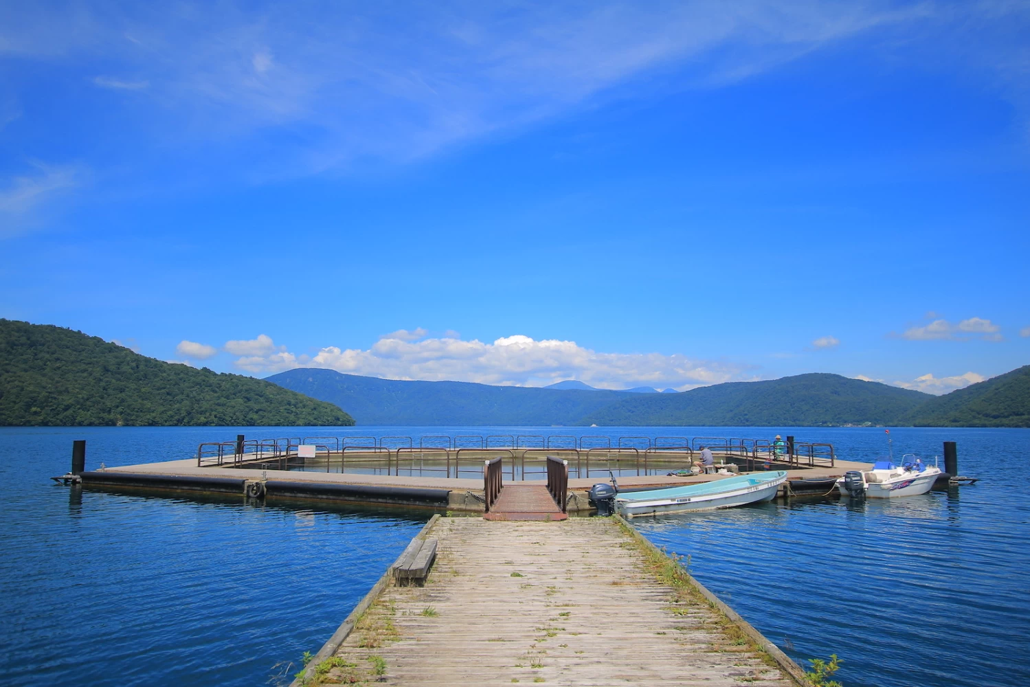 神社への道中、爽快な十和田湖ブルー
