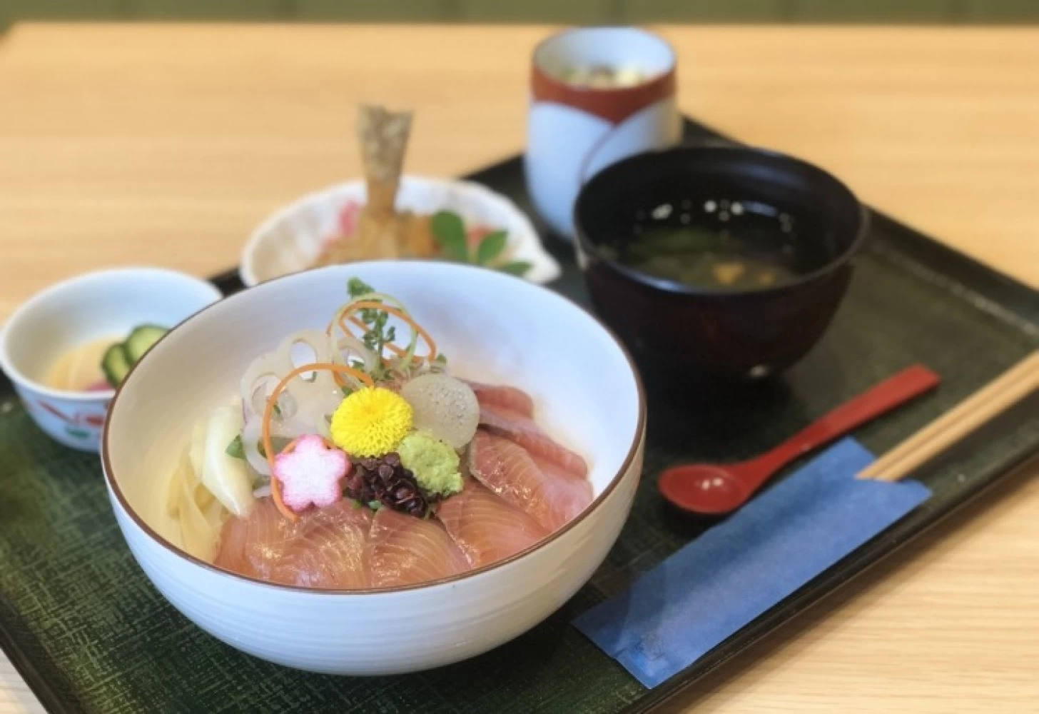 身が厚く、旨味が濃厚な「常磐ヒラメの漬け丼」