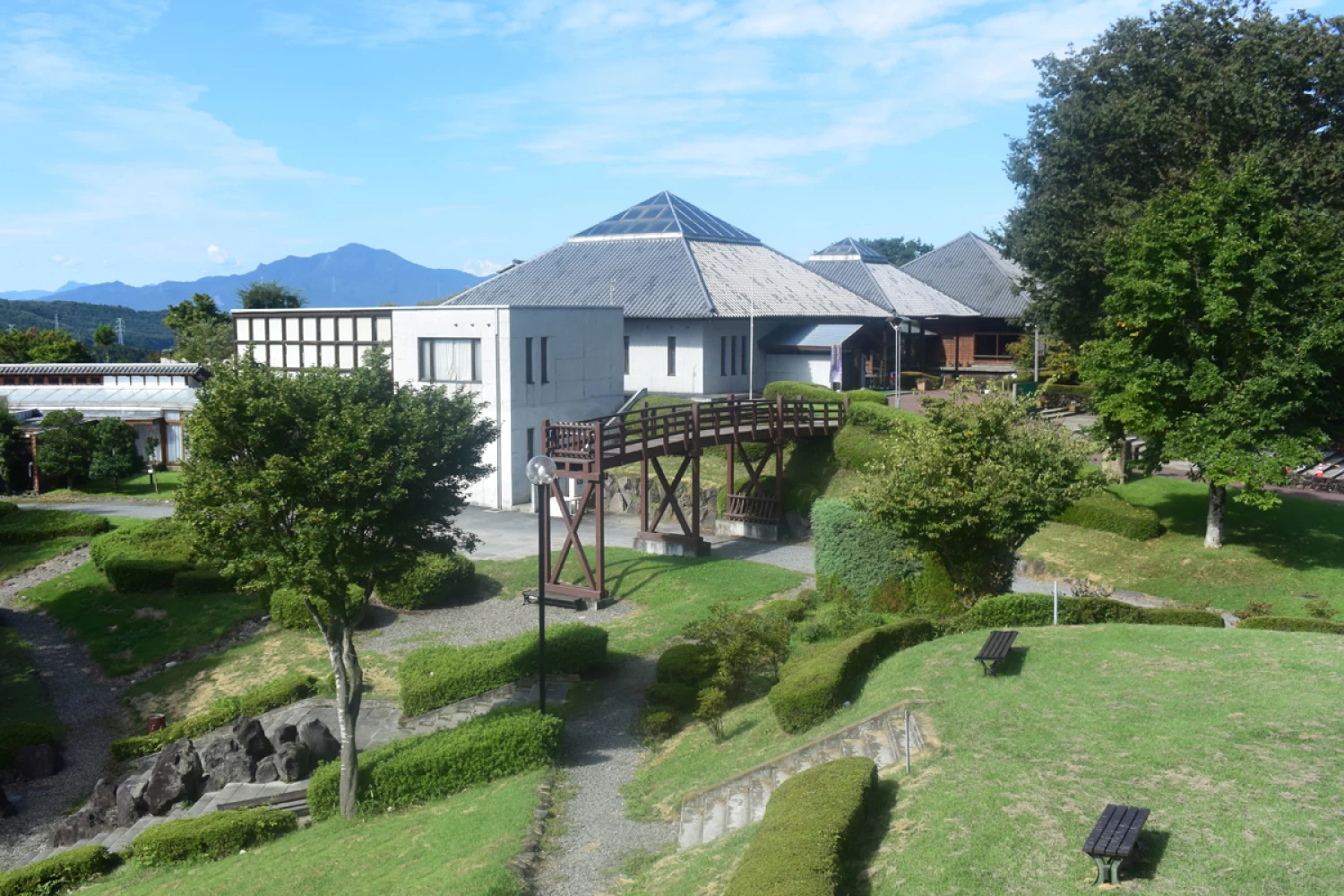 公園からの外観