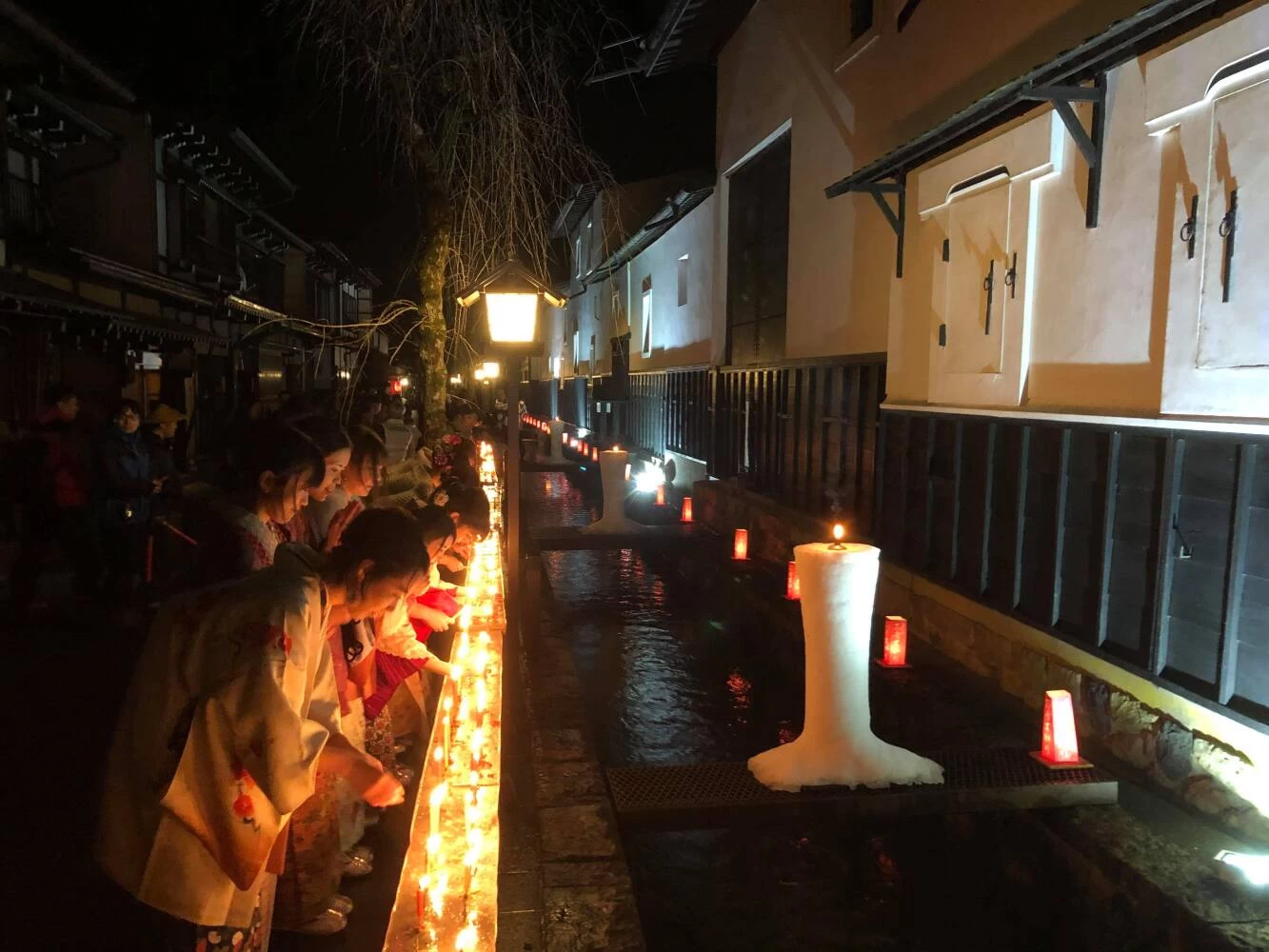飛騨古川の三寺まいりの様子。三嶋和ろうそく店制作の巨大な和ろうそくが使われる