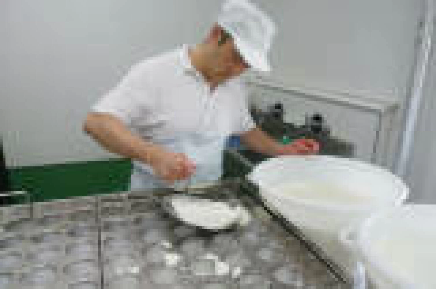 毎朝加工したフレッシュチーズがお店に並ぶ