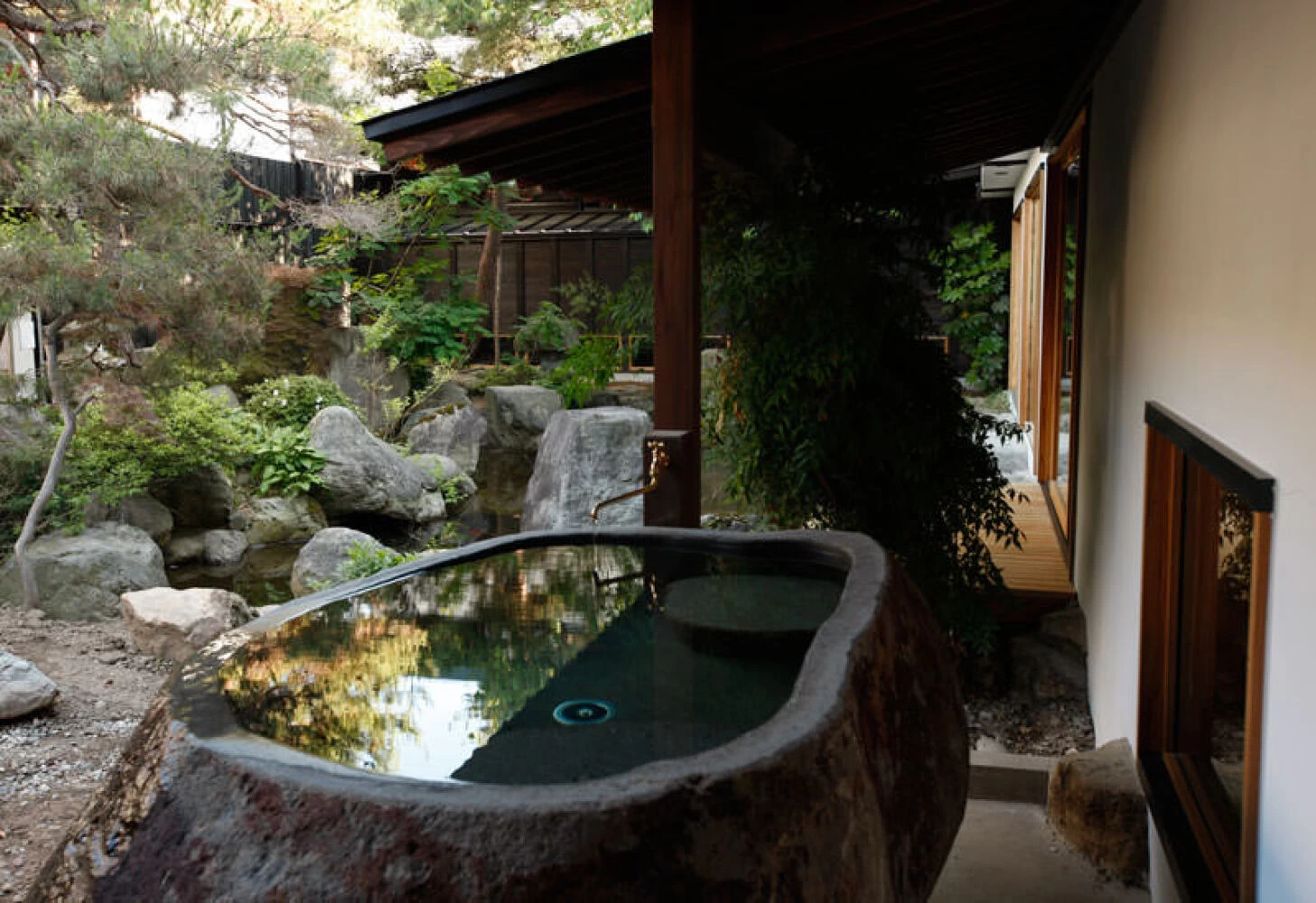 「蔵王石」の露天風呂