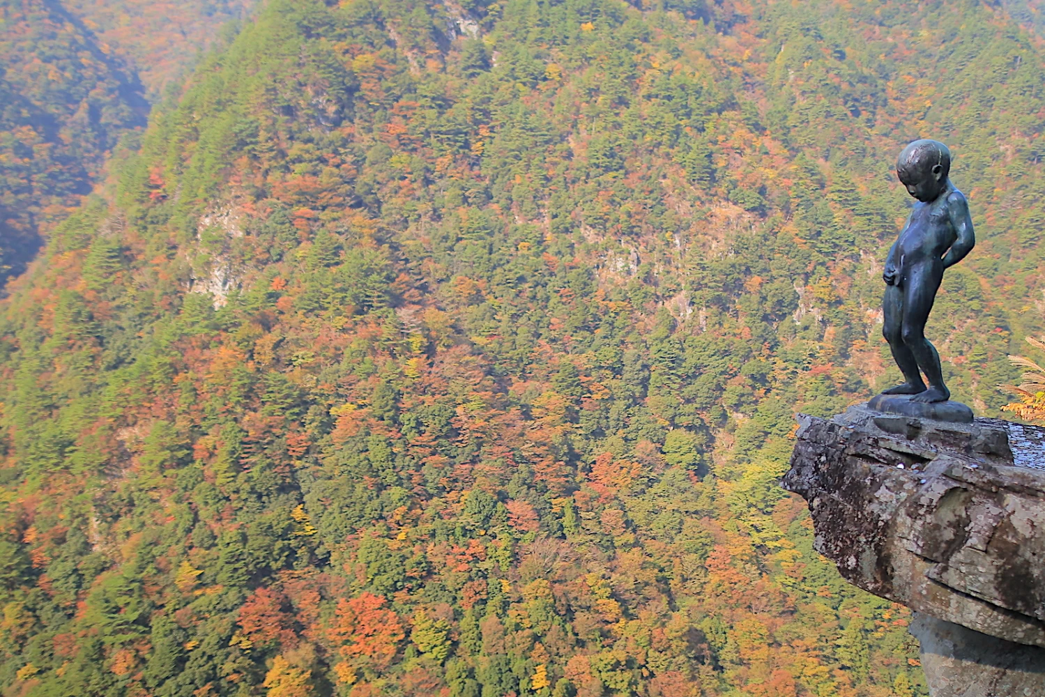 まさに断崖絶壁…!