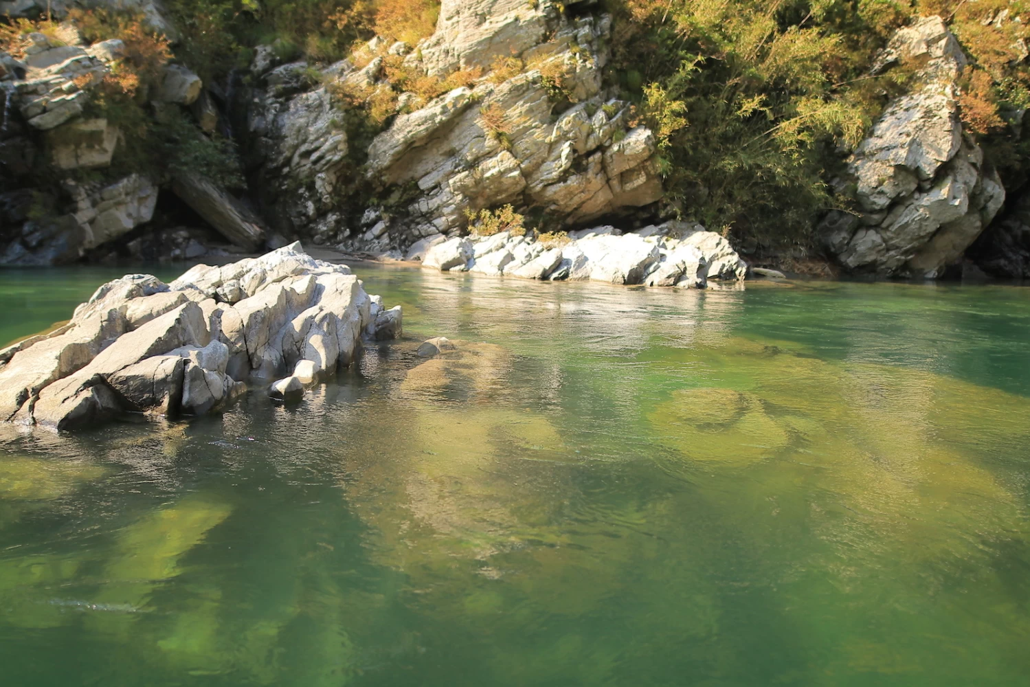 白亜の奇岩が緑に映える美しい渓谷
