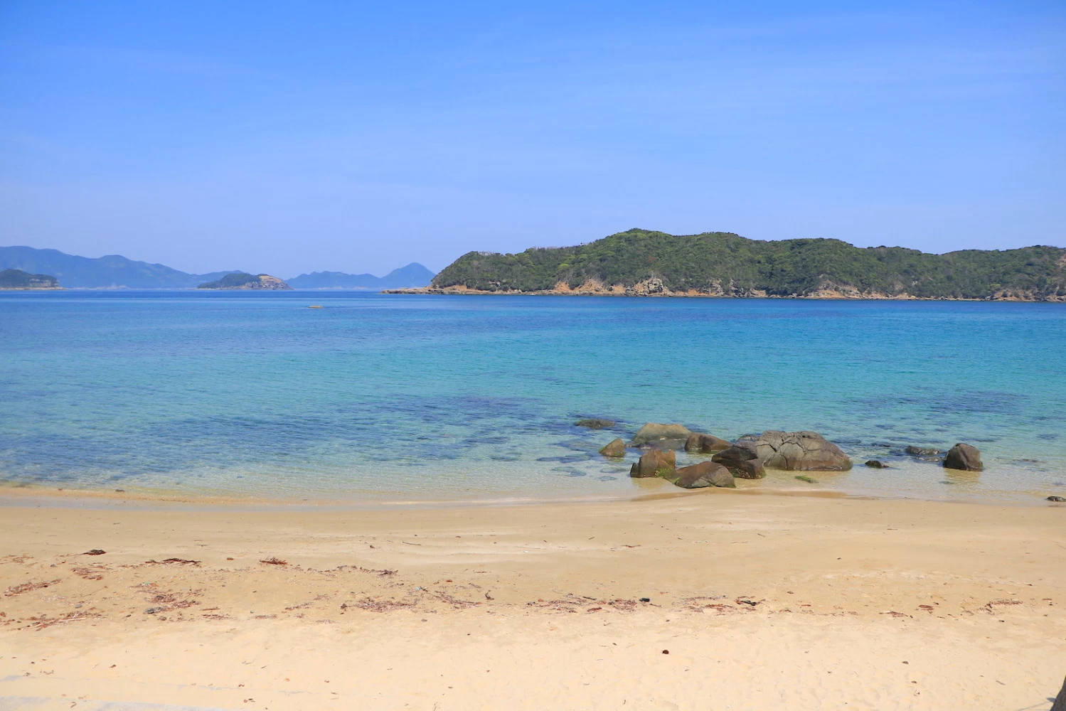 目の前にはスカイブルーの海