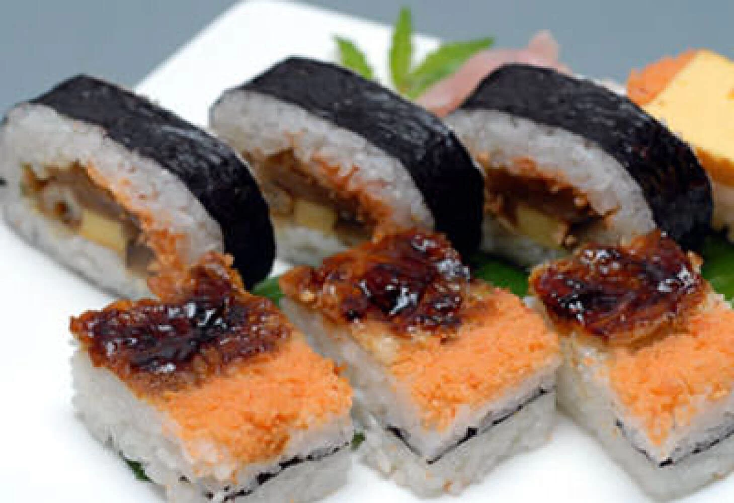 明治から受け継ぐ伝統の箱寿司と巻寿司