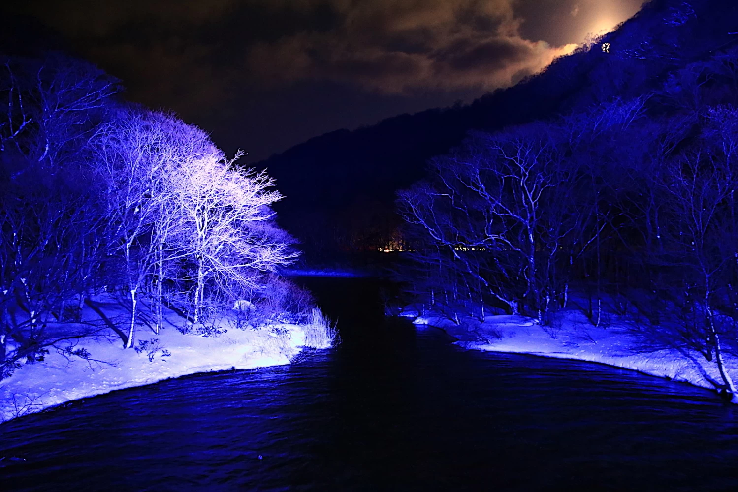月が垣間見える「子ノ口（ねのくち）」