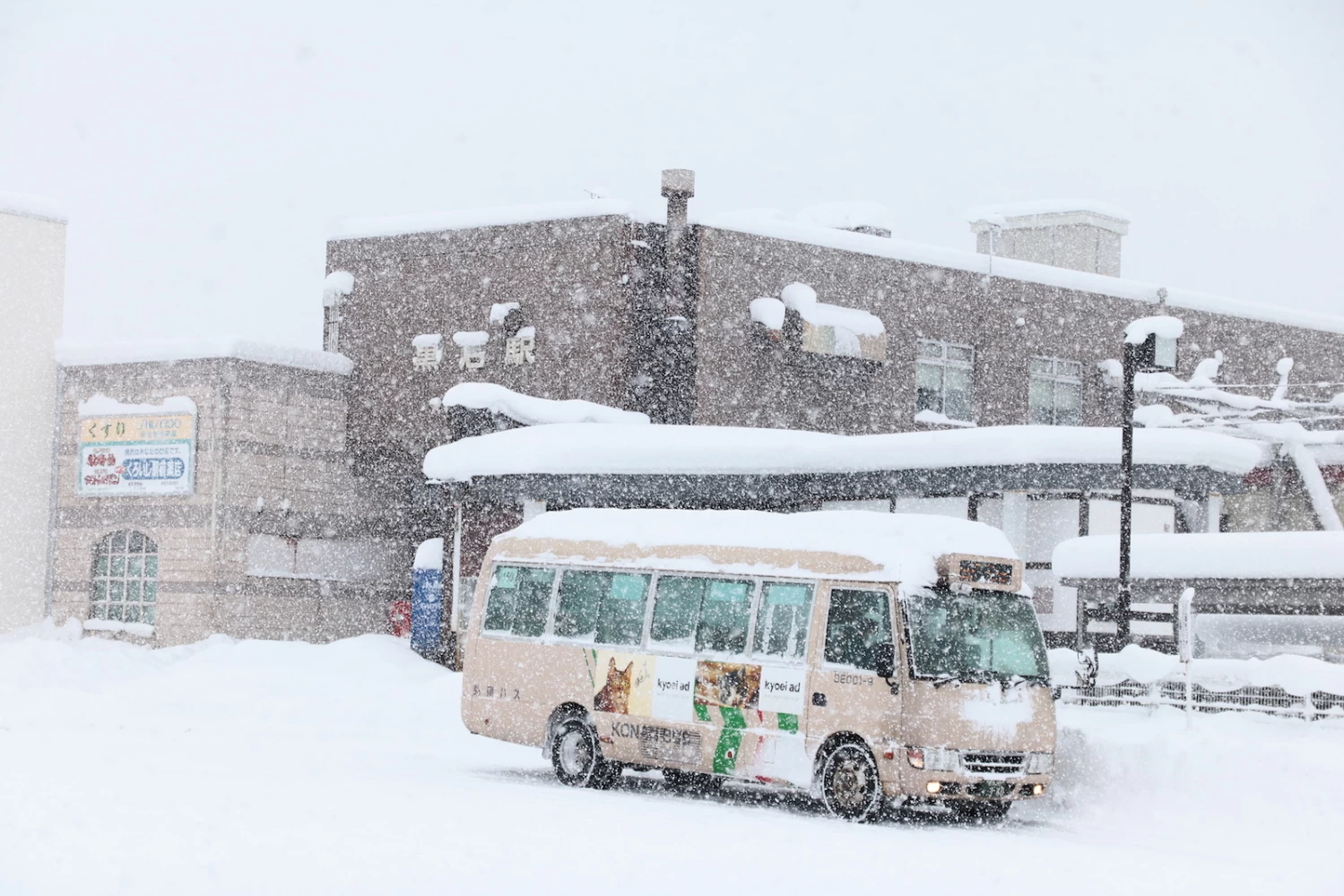 雪がコンコンと降る「黒石駅」