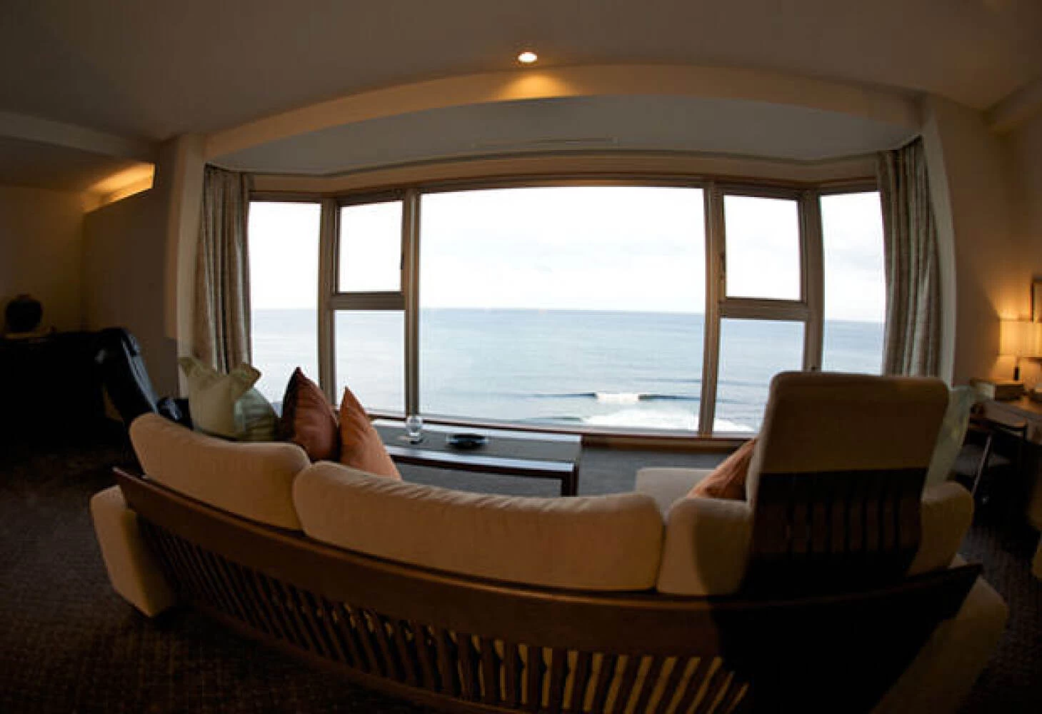 窓辺のソファに座り、海を眺めて過ごす