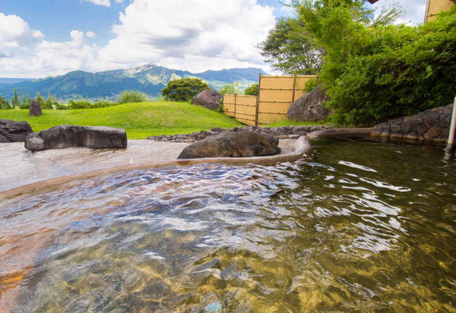 阿蘇五岳を望む絶景の温泉露天風呂