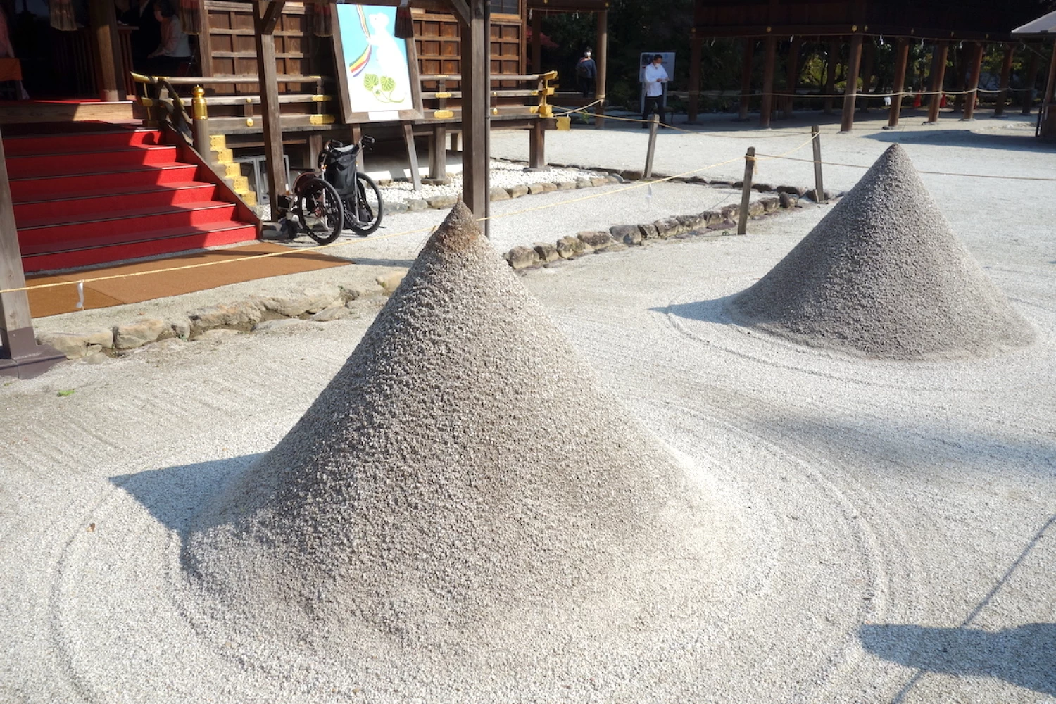 清めの砂や盛塩の起源とされる立砂