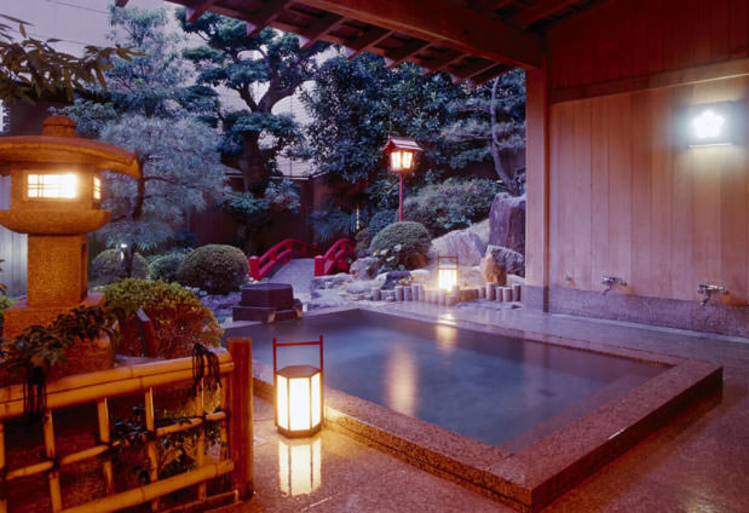 美しい日本庭園を眺める露天風呂