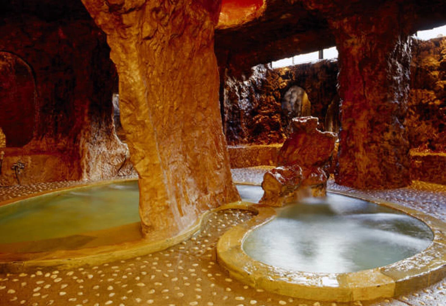 異空間を思わせるダイナミックな洞窟風呂