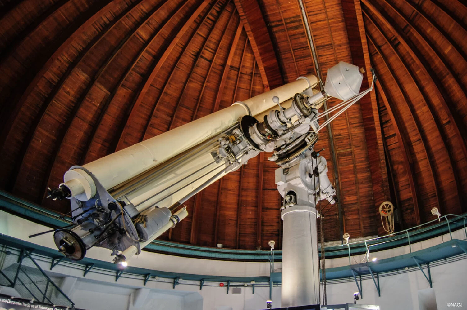 天文台歴史館内観（65センチメートル屈折望遠鏡）