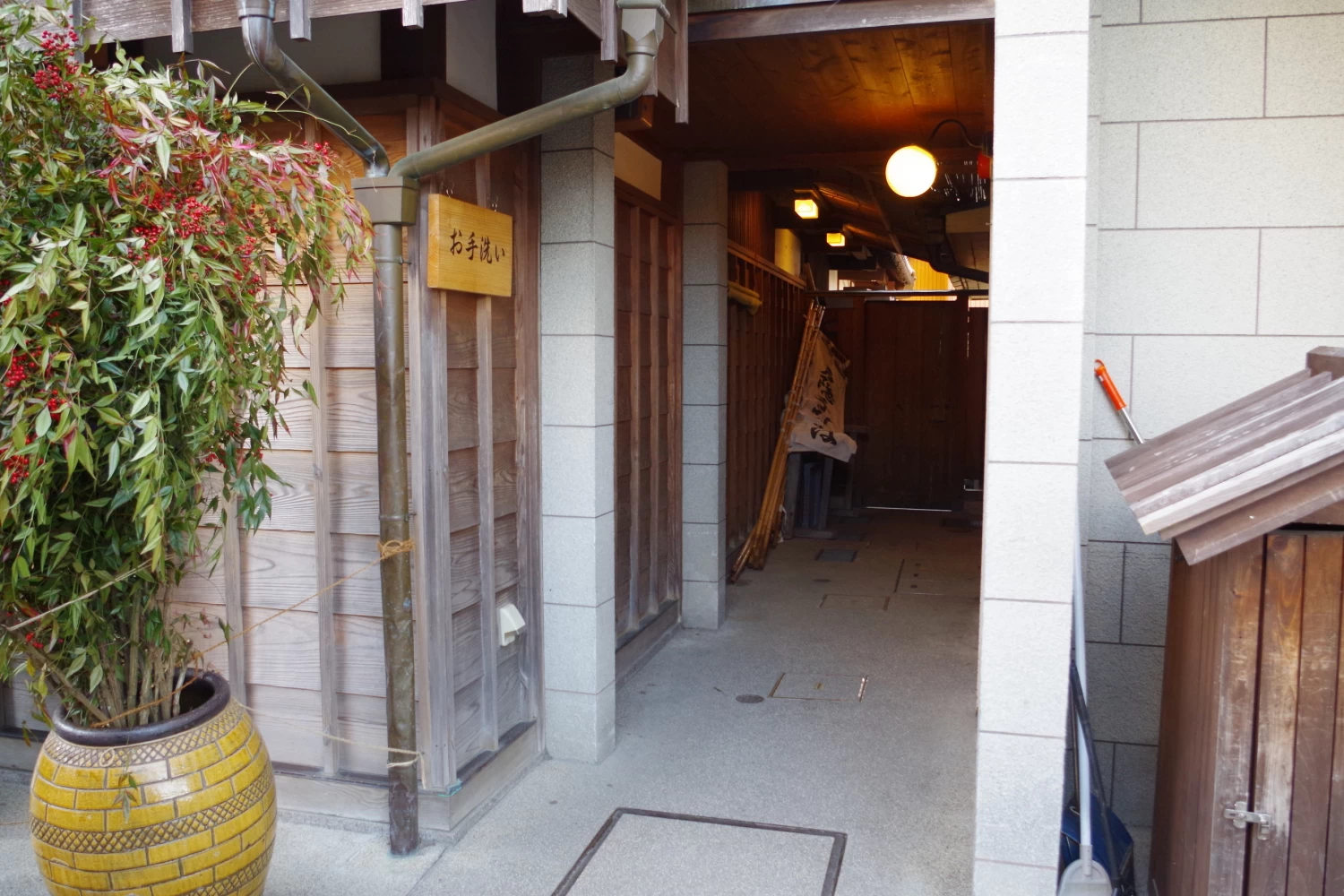 御木本真珠島店の左横にあるトイレ入口