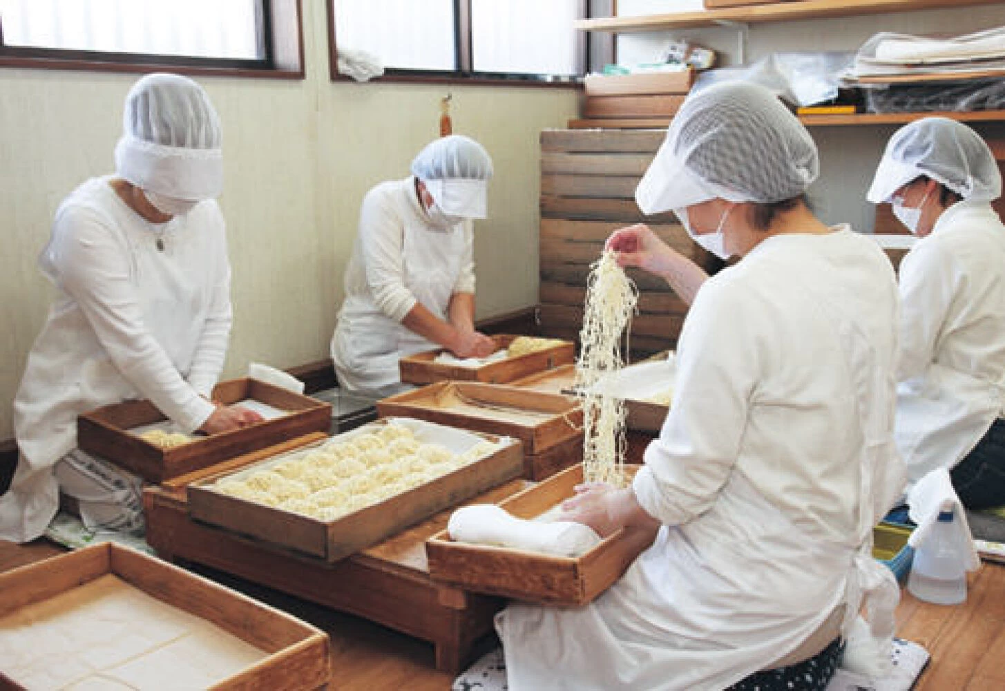 熟練の職人による低温熟成した手揉み麺