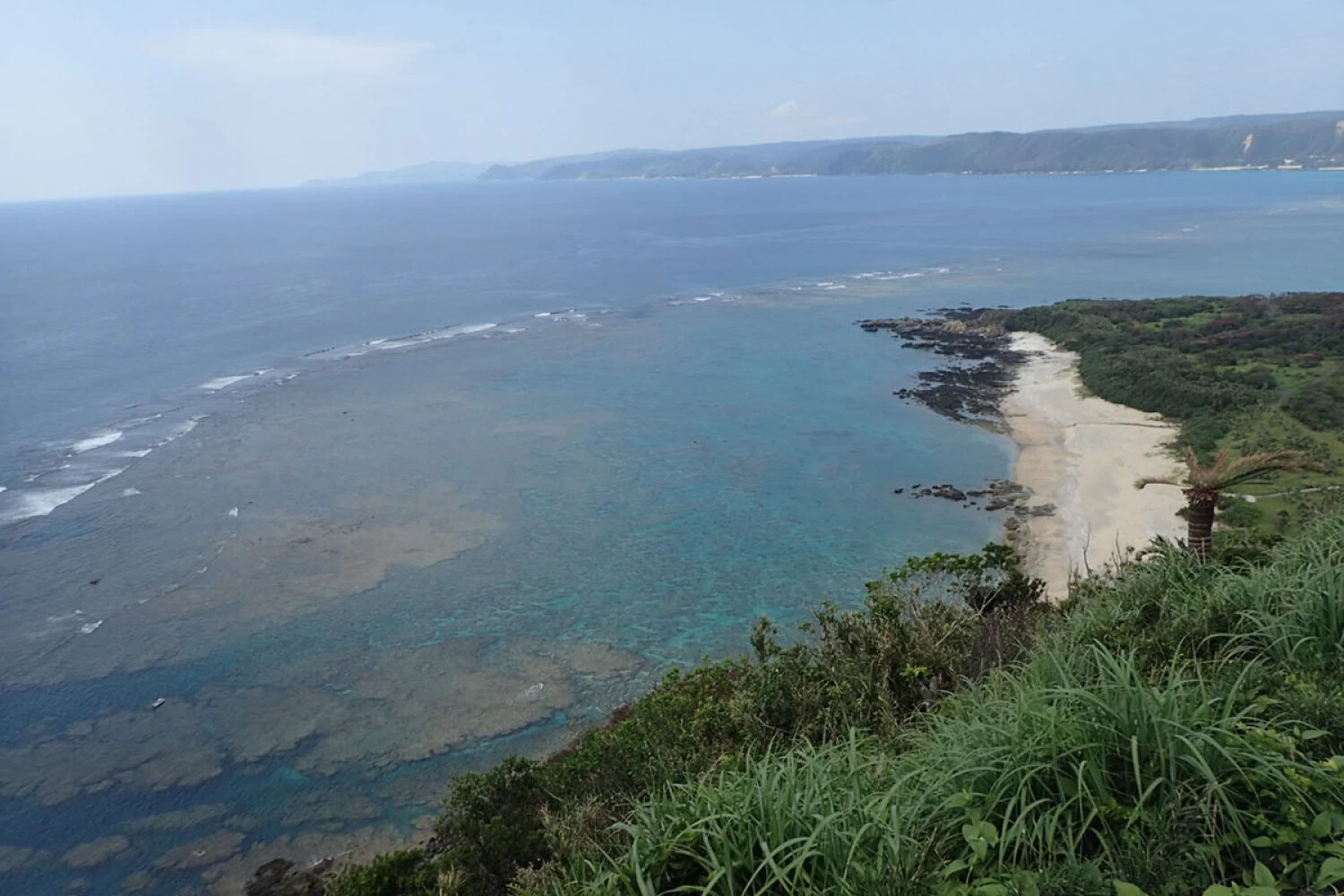 右手には白砂の用安海岸