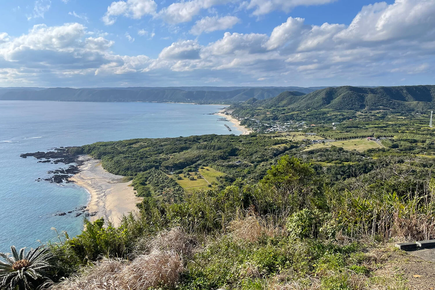 右側に、用安海岸や手広（てびろ）海岸を一望