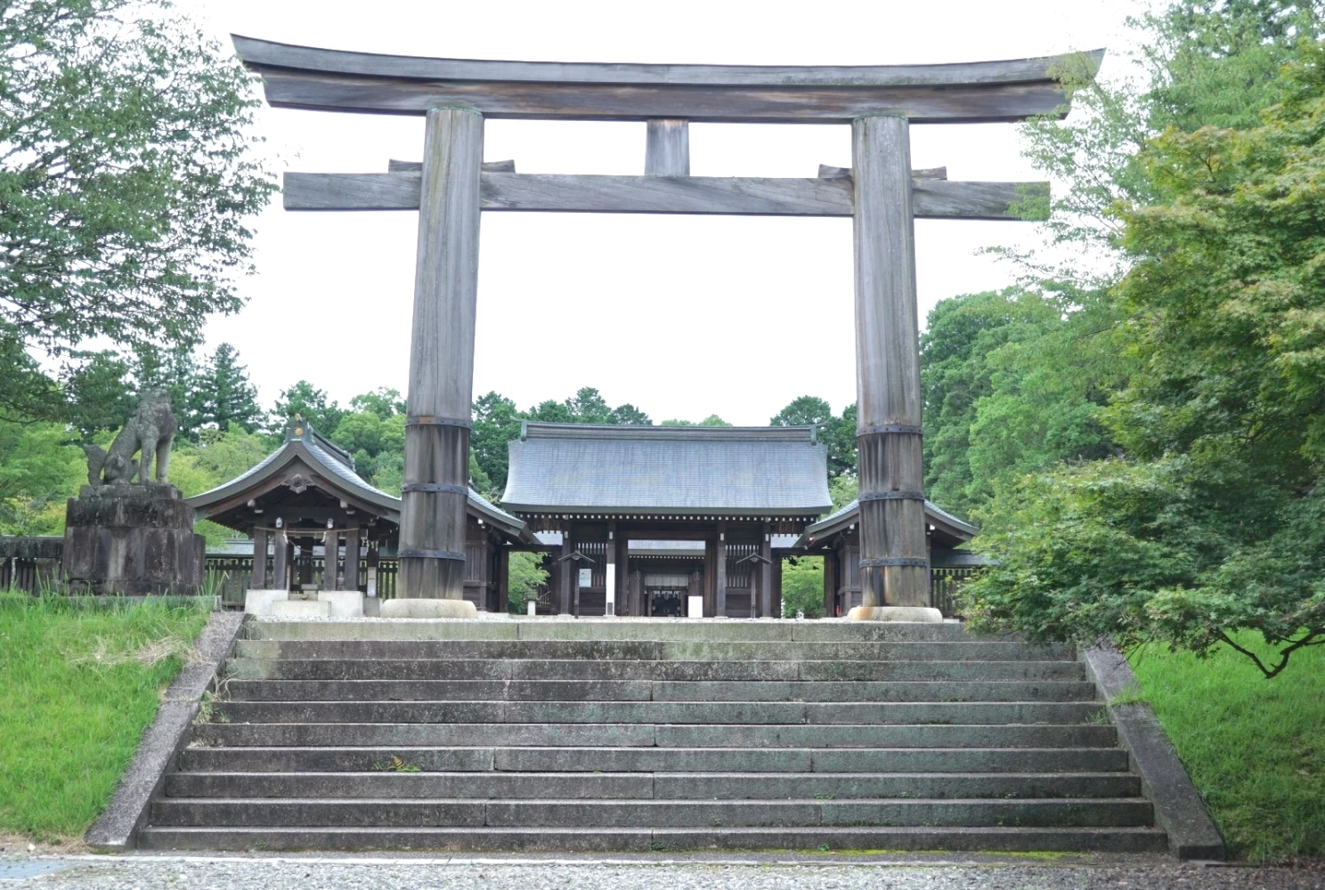京の都へと向く社殿と鳥居