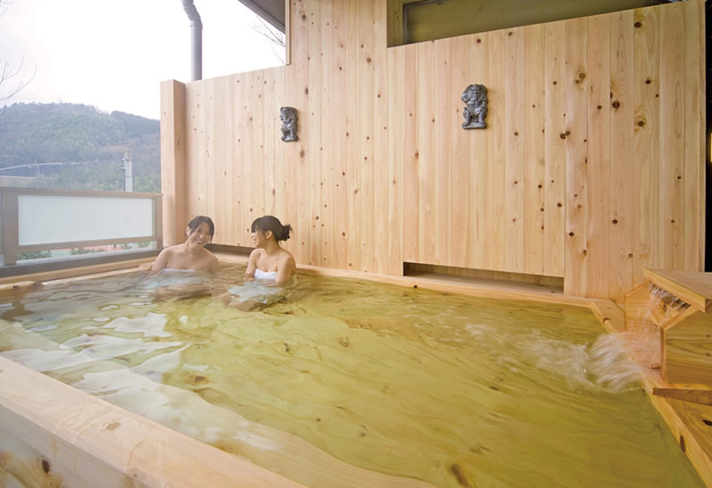 名湯と美しい景色を満喫できる檜露天風呂