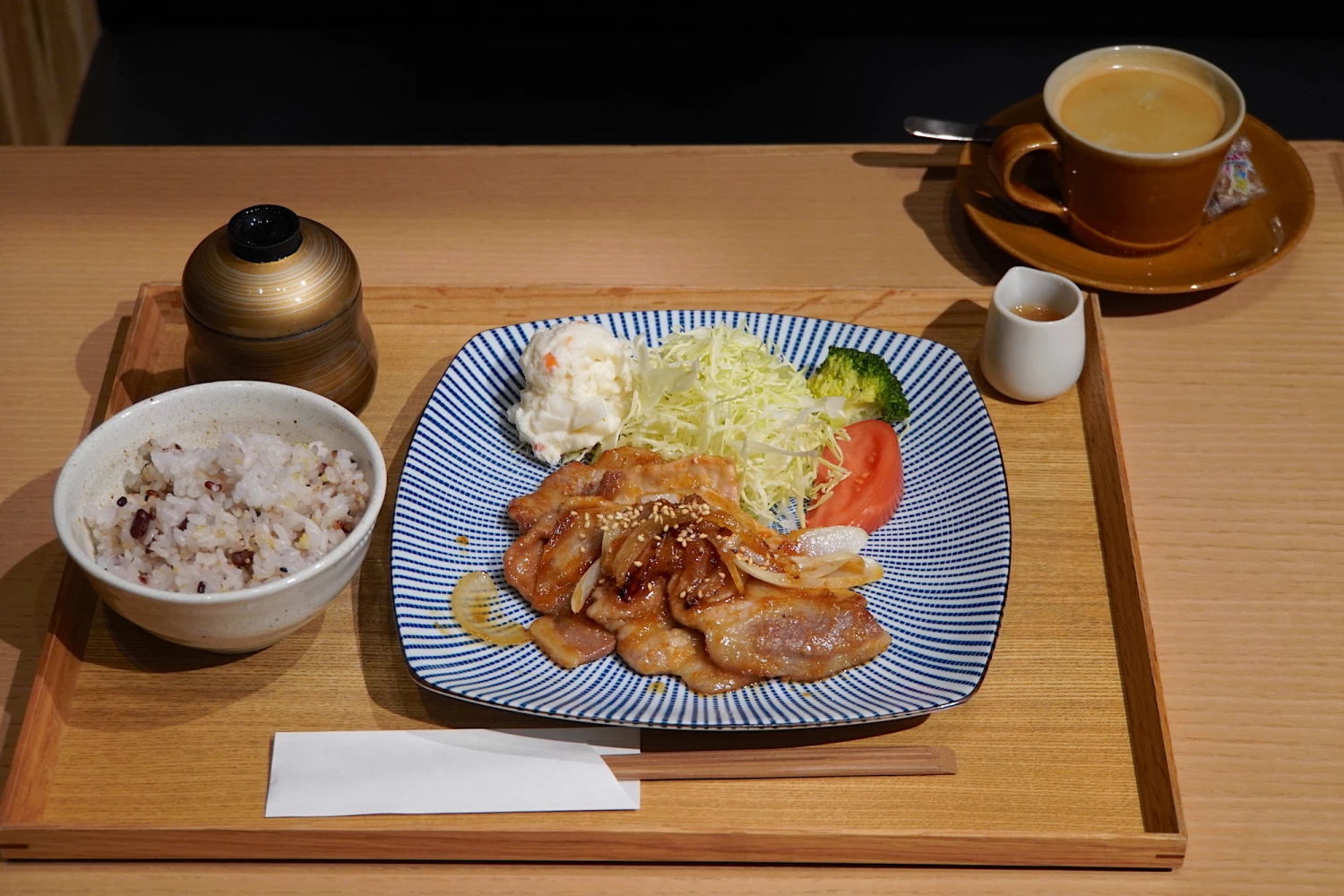 「EDOCCO CAFE」の生姜焼き（ポーク神社）とドリンクセット