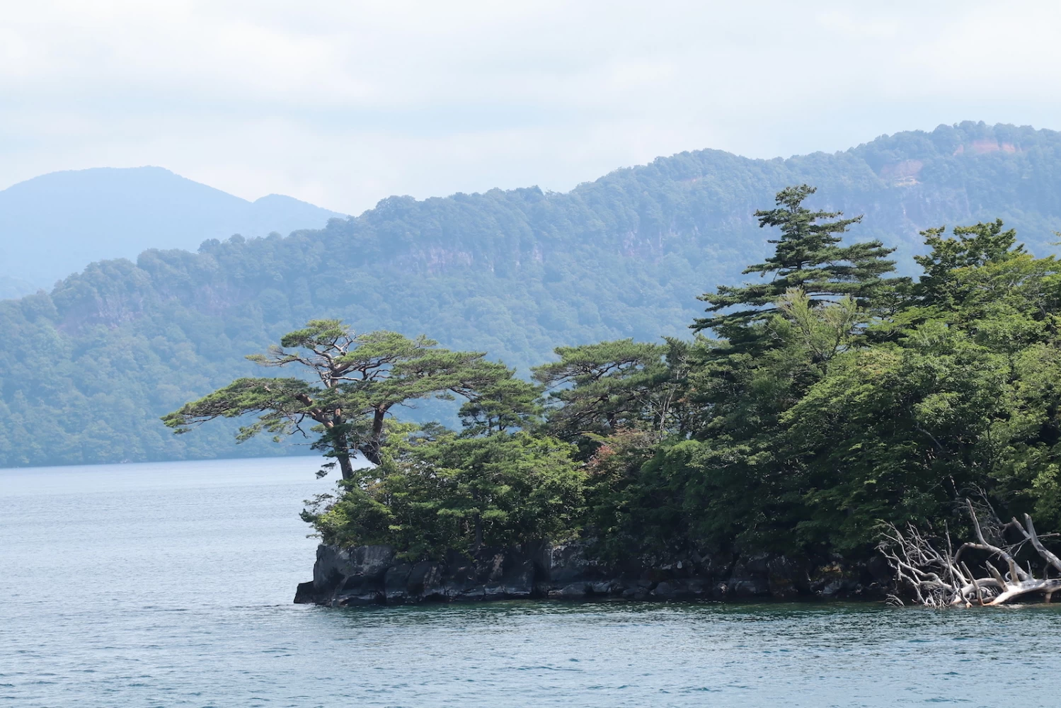 十和田湖がつくり上げる壮大な日本庭園