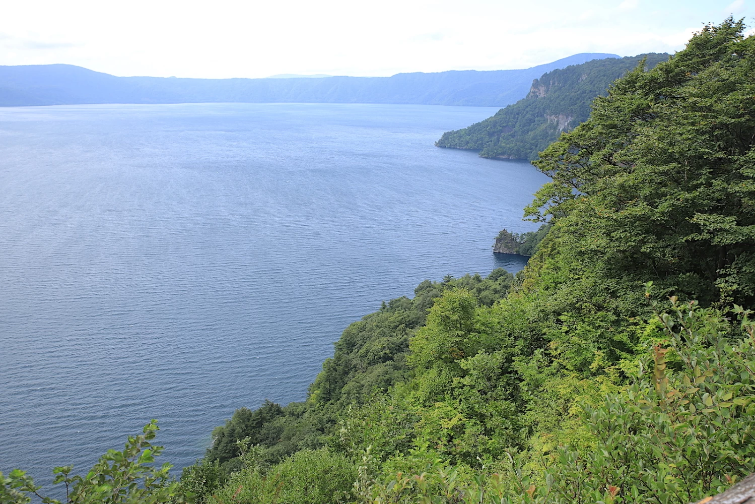 青と緑の対比が爽やかな、夏の十和田湖