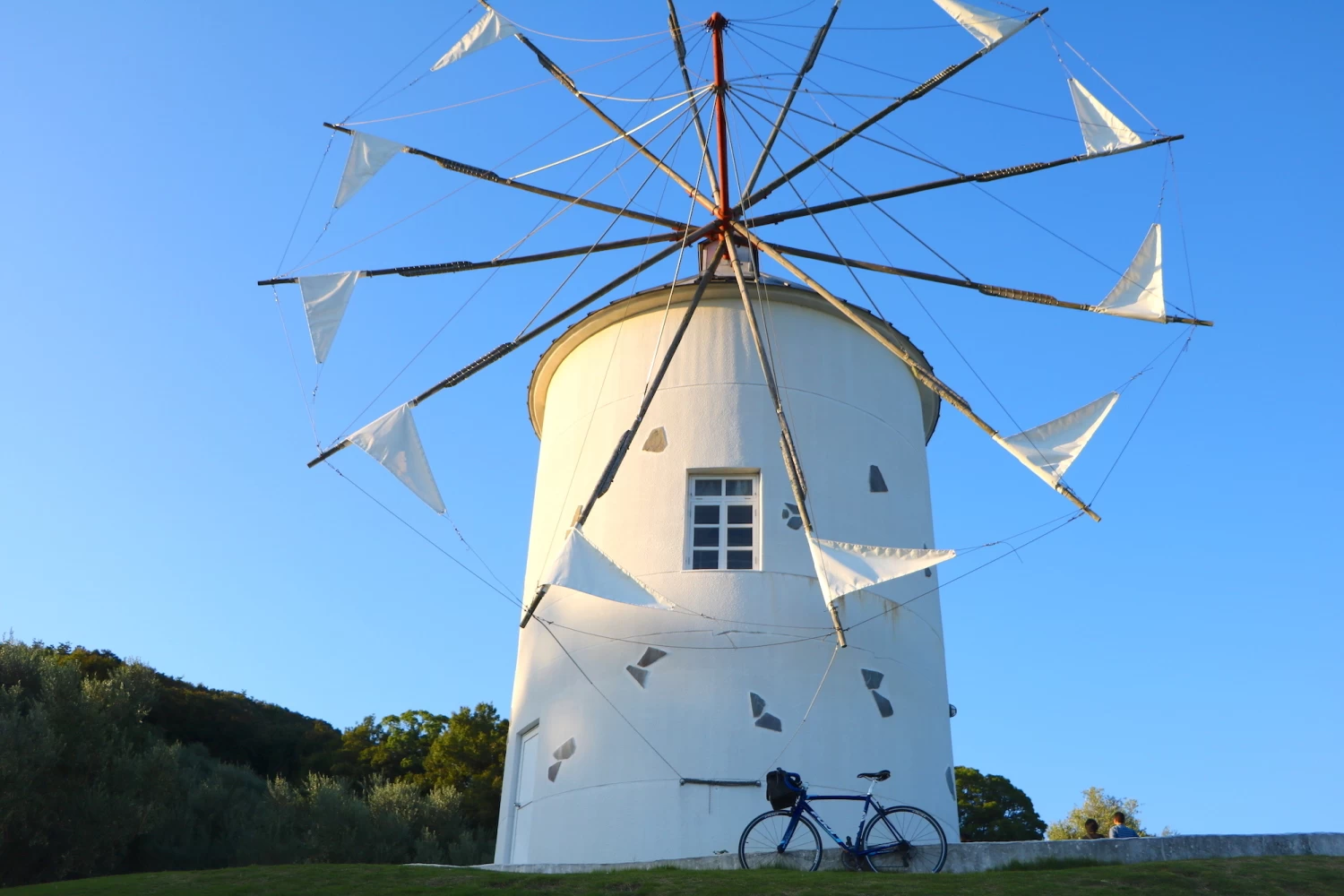 ギリシャ風車が特徴の「小豆島オリーブ公園」