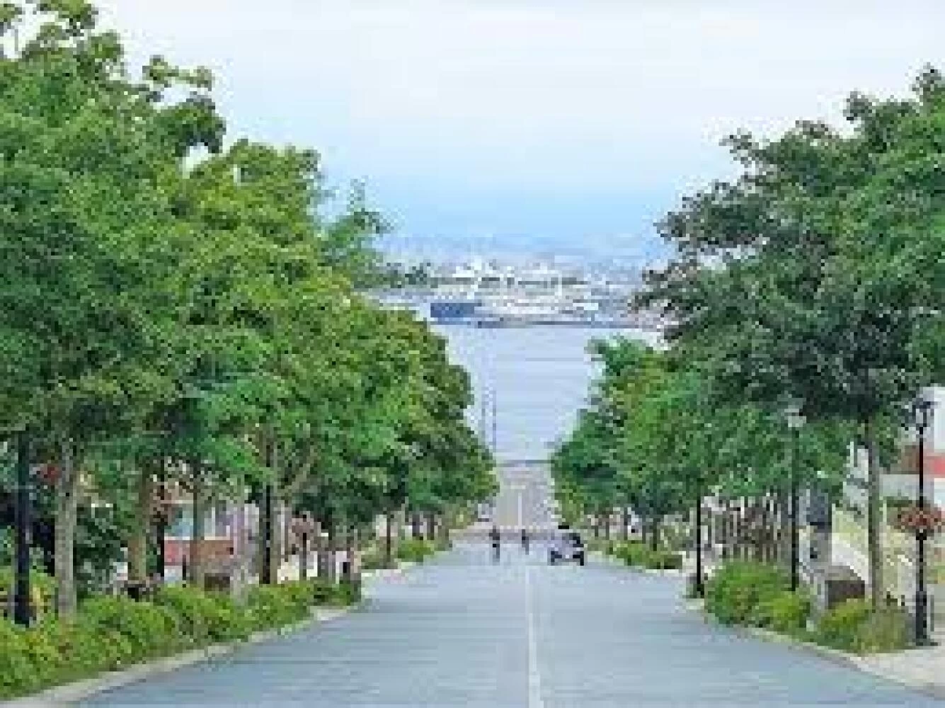 基坂（もといざか）通は元町公園から港に向かう坂道