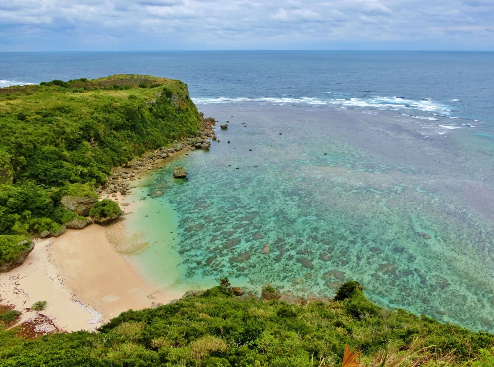 浜比嘉島で絶景＆パワースポット巡り 沖縄の神話に触れる一人旅｜旅行プランは旅色で。