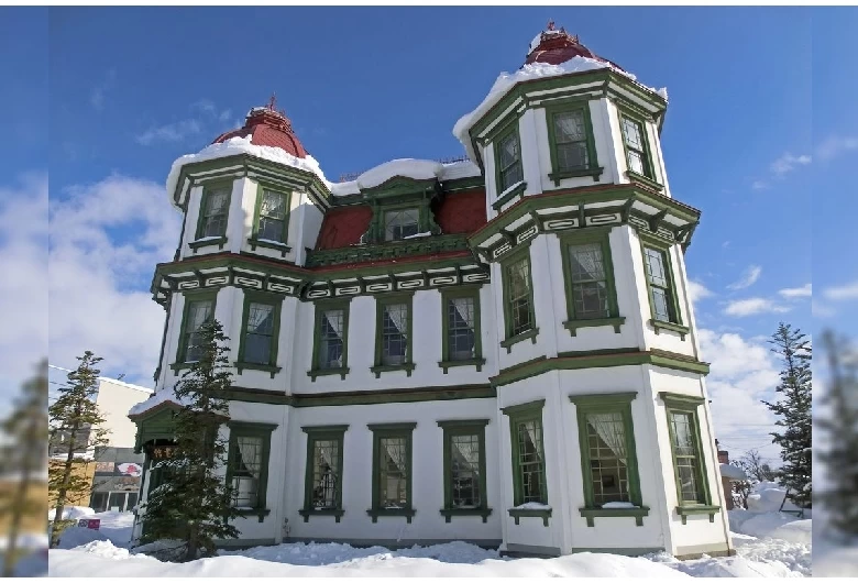 青森の弘前城雪燈籠まつりへ！最勝院やねぷた村も巡る日帰り観光｜旅行