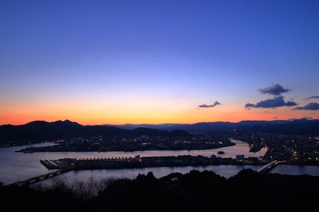 五台山から見る夕暮れの高知市街