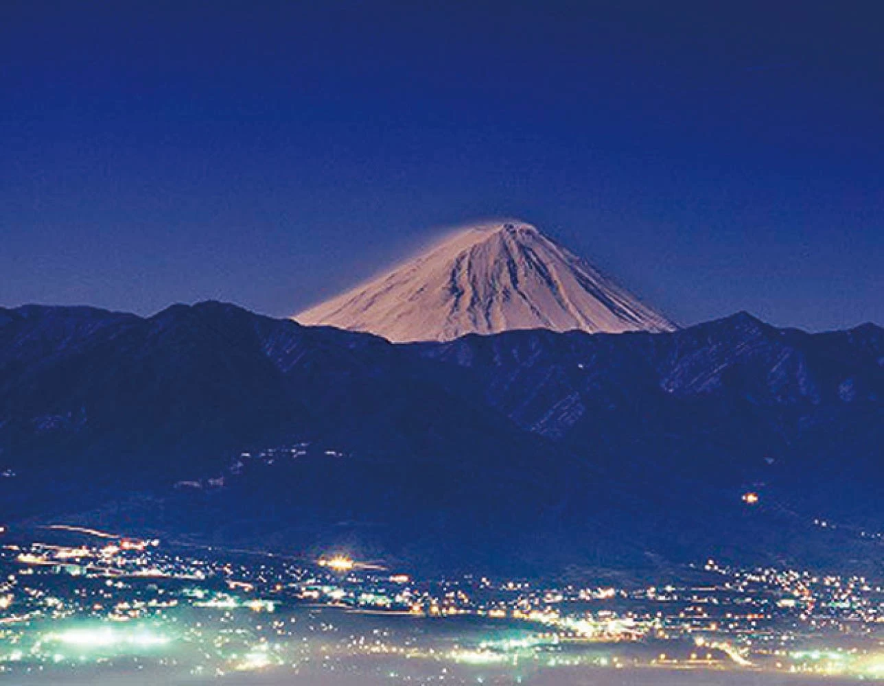 輝く星空の麓には富士山も