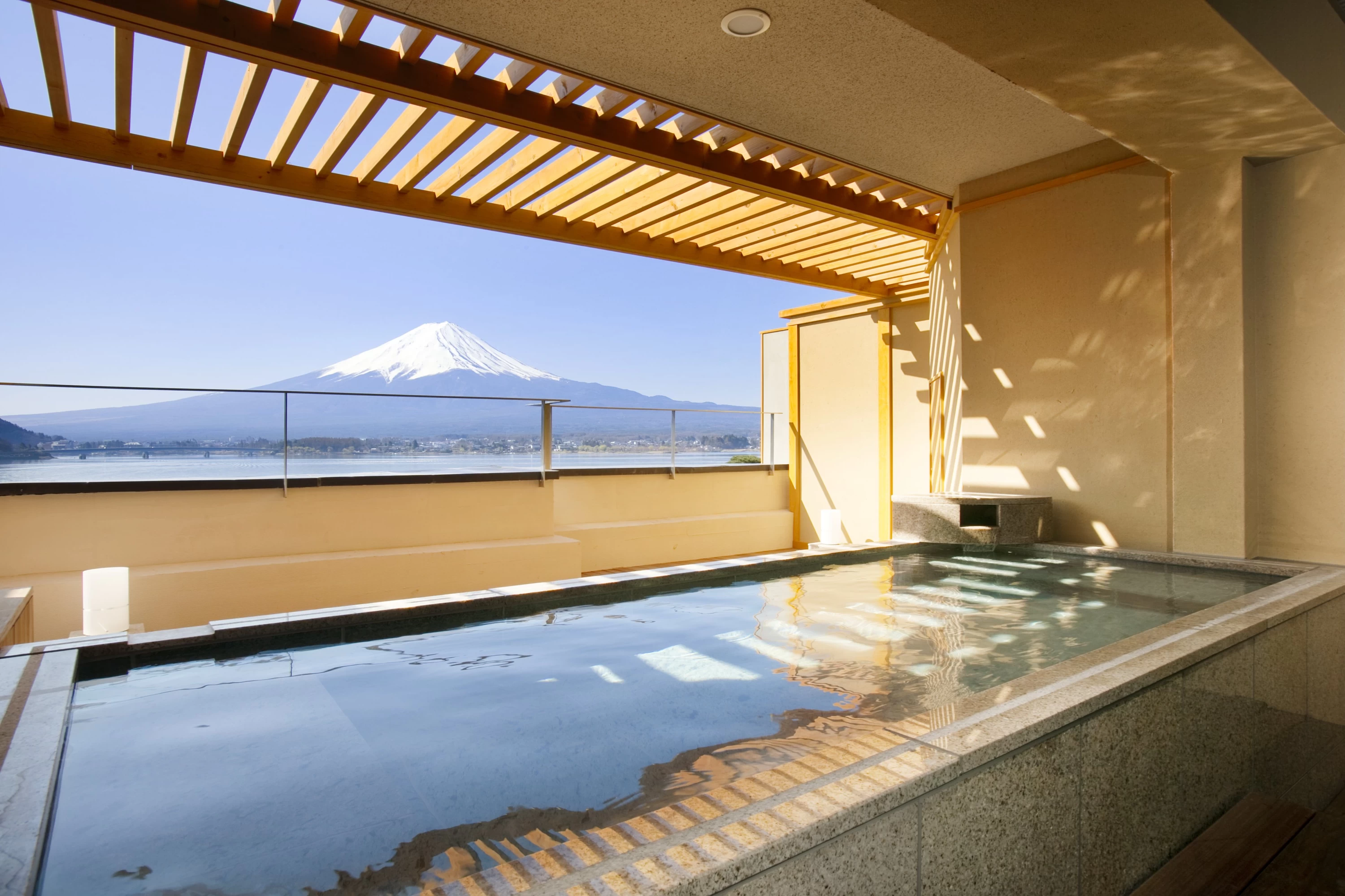 湖と富士を望む絶景大浴場