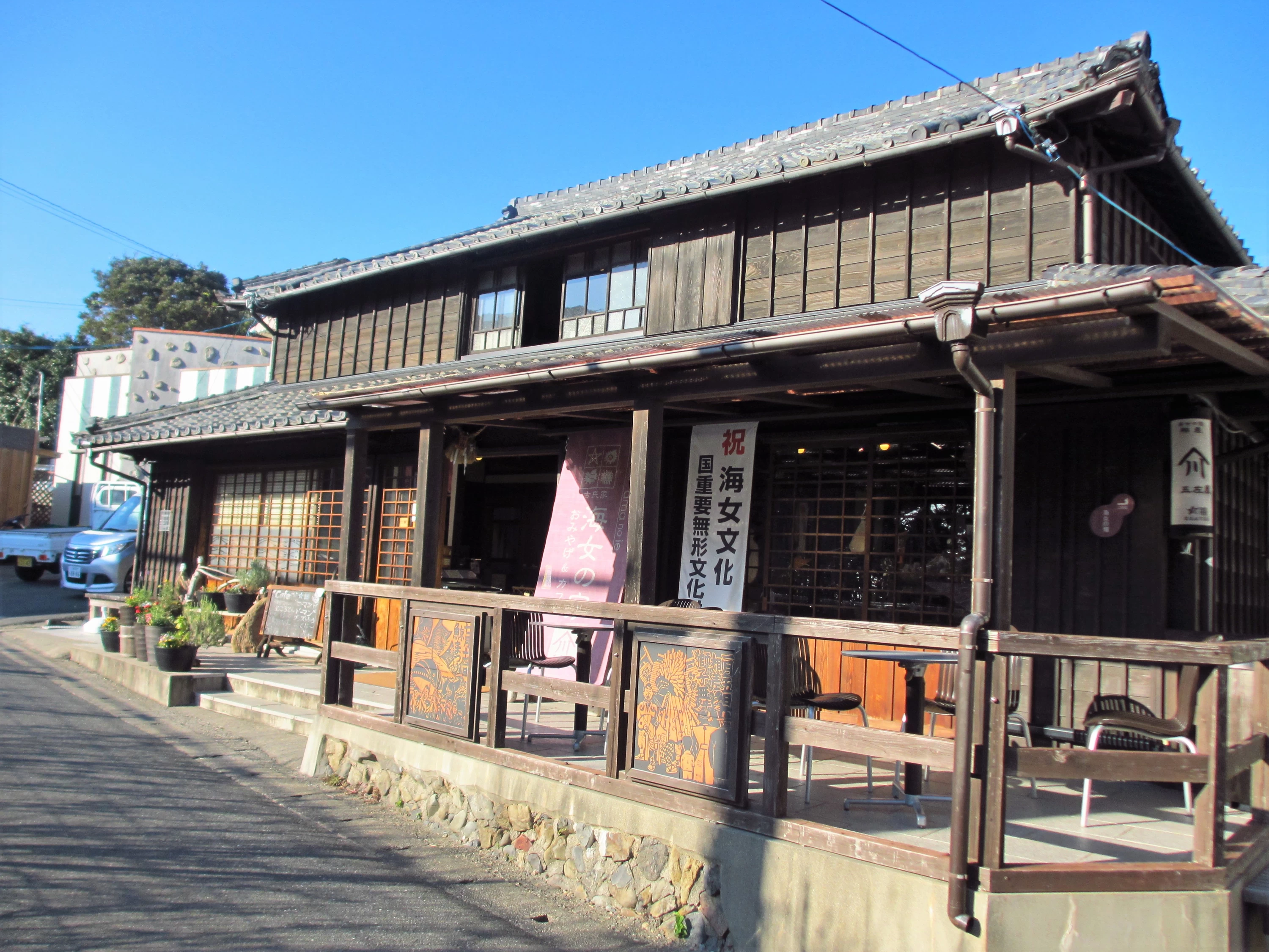周辺スポット：昭和初期の古民家を改装したショップ兼休憩処「海女の家 五左屋（ござや）」