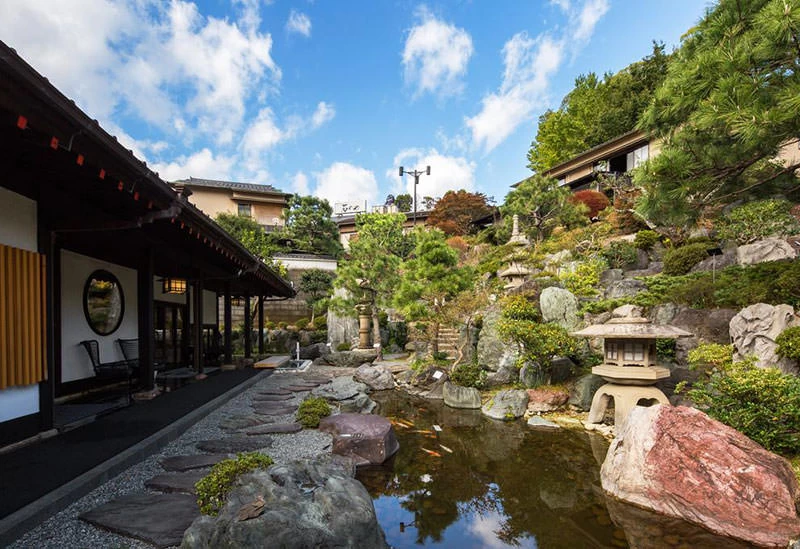 日本の四季を映す約2千坪の大庭園