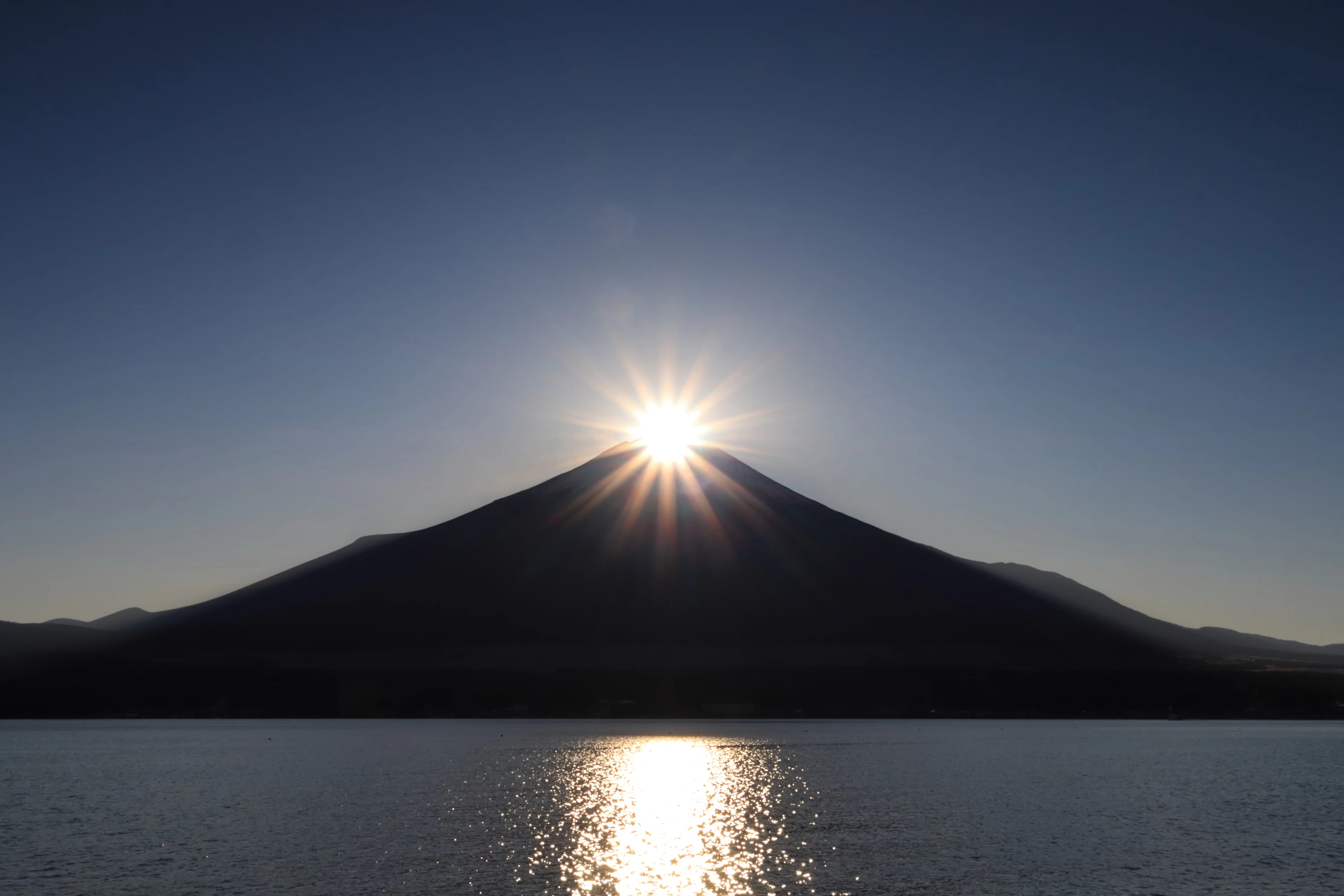 山中湖から望むダイヤモンド富士