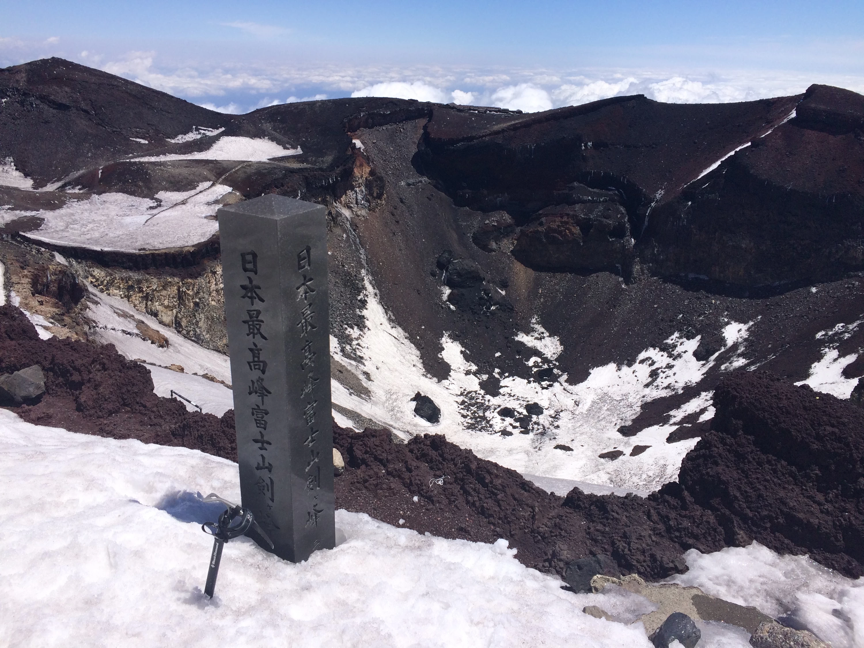 富士山頂上の記念碑