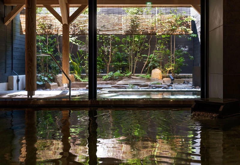 日本庭園を望むホテル自慢の天然温泉