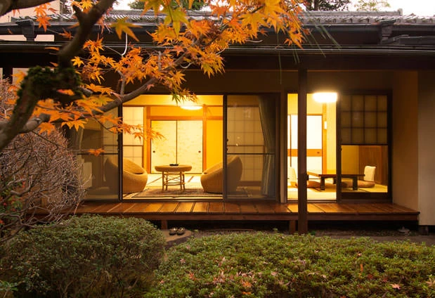 全室から泉石池水の日本庭園を望む離れの宿