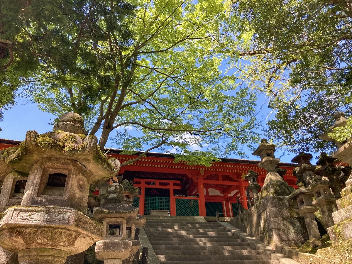 回廊のすぐ脇に鎮座する摂社「榎本神社」