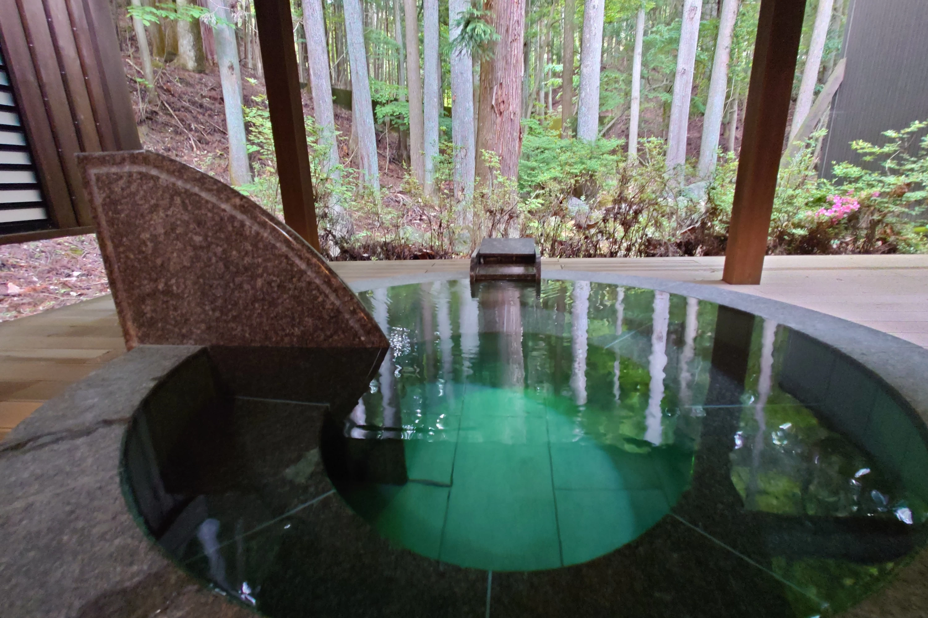 「蔵の湯」の露天風呂