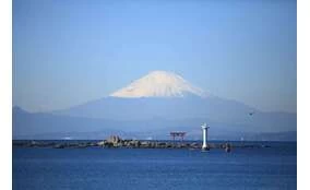 境内の裏手から見える富士山