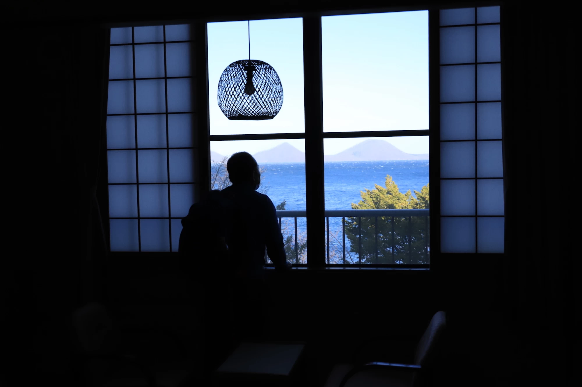 支笏湖ブルーを一望する湖水側の和室