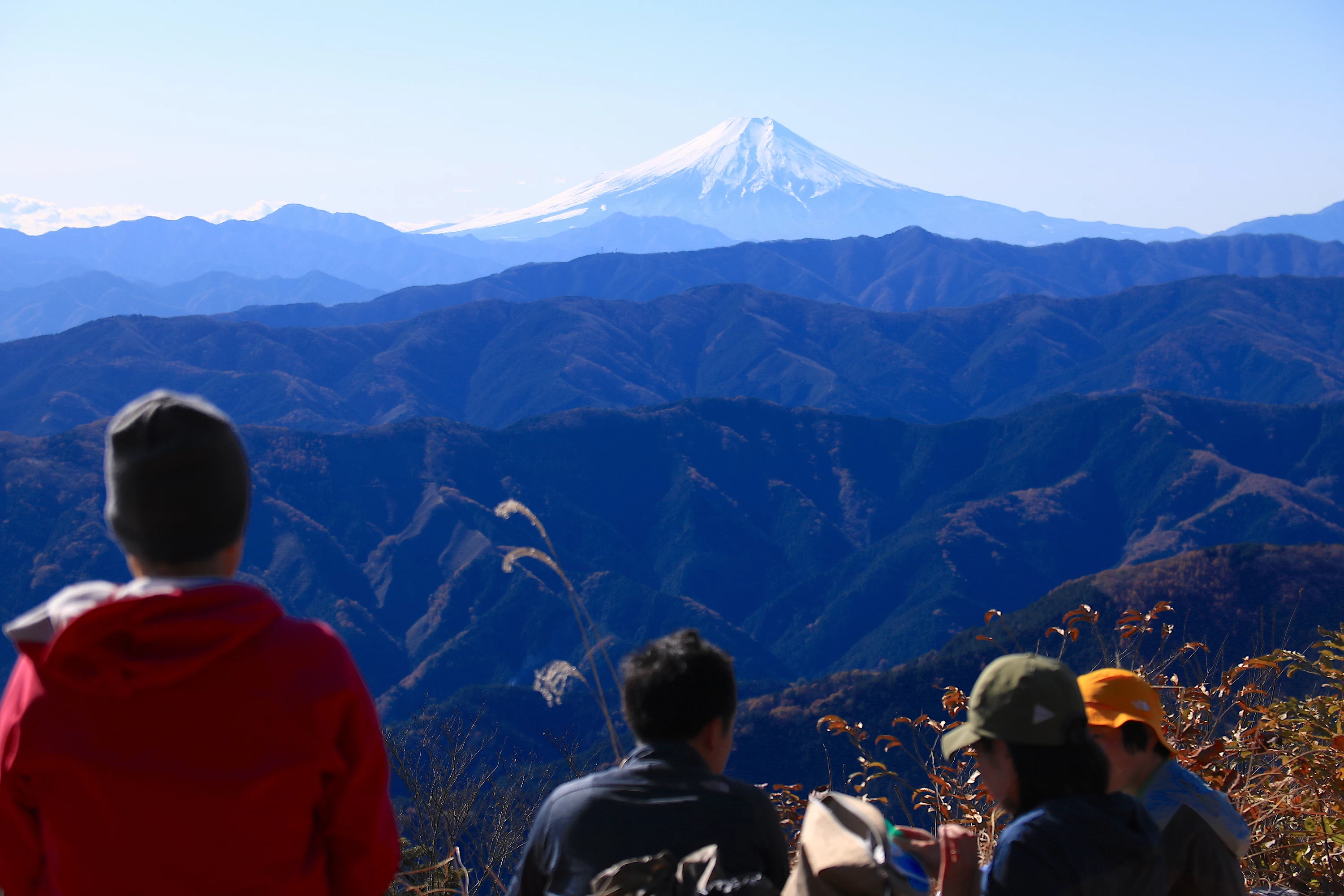 開けた山頂で富士を眺める