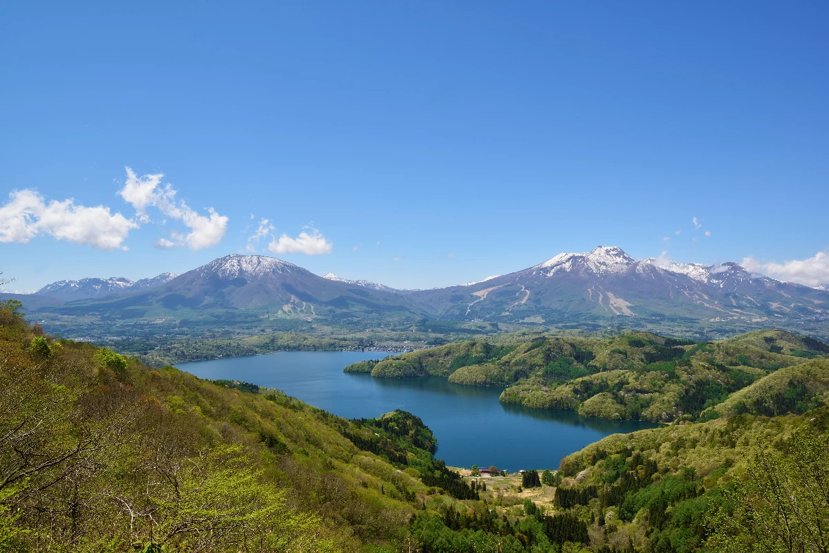 野尻湖と黒姫山（くろひめやま）、妙高山